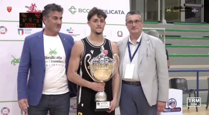 Matteo Librizzi con il trofeo del Torneo Basilicata Matteo Librizzi con il trofeo del Torneo Basilicata