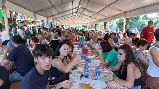 Stand gastronomico protagonisti nel fine settimana in provincia di Varese: nella foto le tavolate della manifestazione "Tri dì in cumpagnia" di Sesto Calende Stand gastronomico protagonisti nel fine settimana in provincia di Varese: nella foto le tavolate della manifestazione "Tri dì in cumpagnia" di Sesto Calende