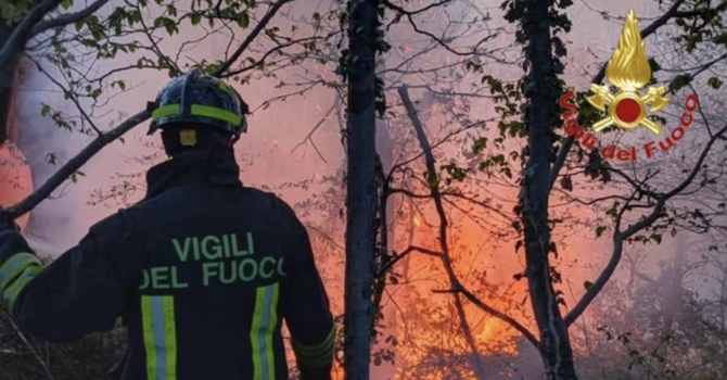 Incendi boschivi, allerta arancione nell’Alto Varesotto: rischio elevato e propagazione veloce