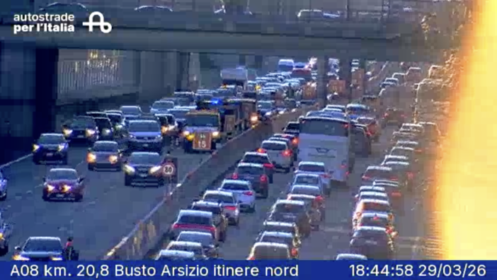Ancora un incidente sull'Autolaghi: quattro chilometri di coda verso Milano Ancora un incidente sull'Autolaghi: quattro chilometri di coda verso Milano
