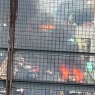 Auto in fiamme sull'autostrada dei Laghi, Vigili del Fuoco in azione e disagi al traffico