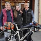 Da sinistra Enrico Introini, proprietario del Regondell, Alice Franzetti, dipendente del Regondell e Marco Donati, assicuratore quasi in pensione che farà il giro in bici