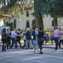 Il Centro Divers'età di Besozzo compie 30 anni e via Zangrilli si trasforma in pista da ballo