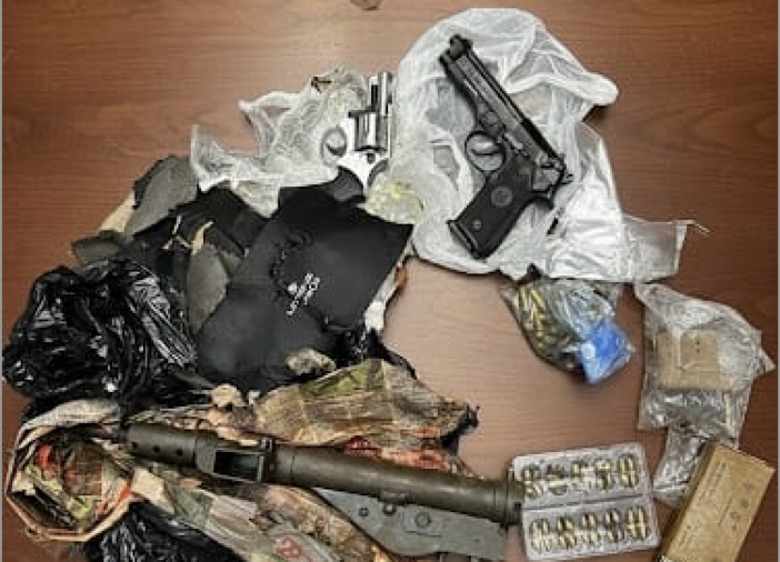 Armi e munizioni nascoste in una grotta al Campo dei Fiori Armi e munizioni nascoste in una grotta al Campo dei Fiori