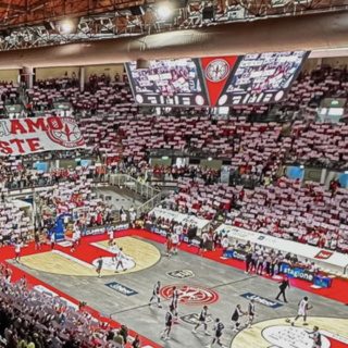 Il palazzetto di Trieste stracolmo di persone (foto pagina FB Curva Nord Trieste)