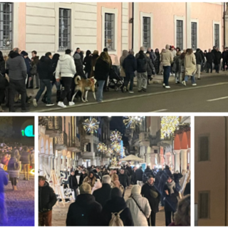 Un muro di gente in centro e ai Giardini delle Meraviglie ieri a Varese
