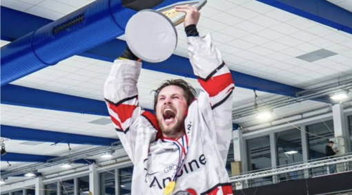 Joey Musa la coppa della Division 1 francese (foto tratta dal profilo ufficiale dei Dogs de Cholet)
