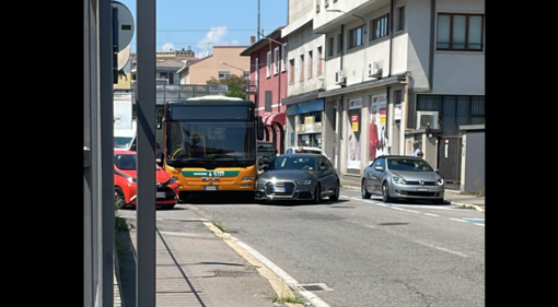 Scontro tra un pullman e un'auto in via Ledro a Varese
