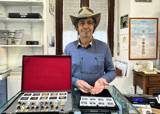 Giorgio Bogni nella sua Galleria dei Cristalli a Sesto Calende