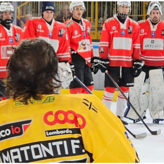 Una magnifica foto targata Franco Vanetti: i giocatori del Dobbiano paiono giganti, ma davanti a loro c'è il vero "gigante" ed Mvp Filippo Matonti. A lato e sotto piccoli grandi cuori gialloneri nella gallery targata Alberto Bernasconi