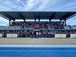 La tribuna di Soncino a un'ora dal via della finale (Foto Alessandro Umbertto La tribuna di Soncino a un'ora dal via della finale (Foto Alessandro Umbertto