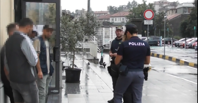 I controlli di questa mattina delle forze dell'ordine in zona stazioni a Varese I controlli di questa mattina delle forze dell'ordine in zona stazioni a Varese