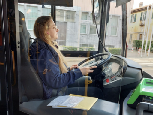 Dalla Romania al traffico di Varese. Madalina è la prima autista donna di Autolinee Varesine in città