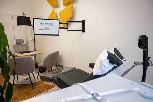 Cos’è la Stimolazione Magnetica Transcranica (TMS) e a Cosa Serve