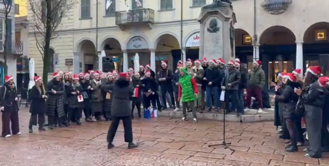 Il flas mob in piazza del Garibaldino dei dipendenti dell'azienda Very Fast People