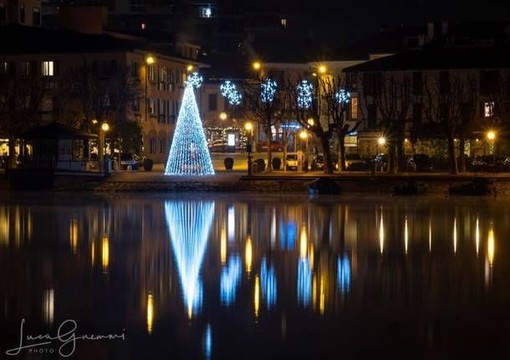 VIDEO. &quot;Non ci posso credere&quot;, il cortometraggio di Natale del Distretto del Commercio Malpensa Nord Ticino: «Comprate i regali nei negozi di vicinato»