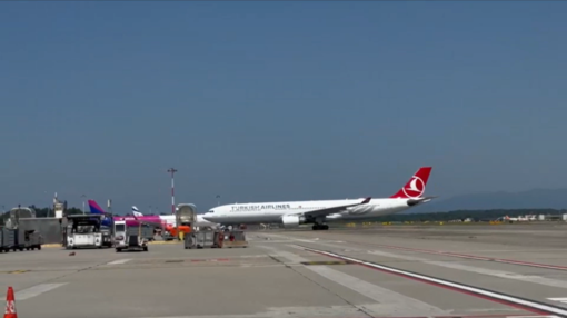 L'aereo atterrato a Malpensa dalla Turchia con a bordo le salme dei sub italiani morti alle Maldive
