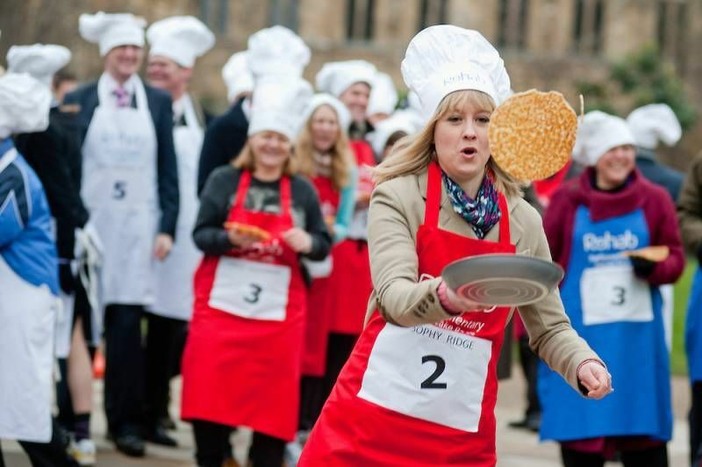 Sesto Calende pronta per la Pancake Run: la corsa con la padella facendo saltare il pancake senza farlo cadere