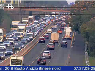 Le immagini dell'incidente e delle code in A8 ripreso dalle telecamere di Autostrade per l'Italia Le immagini dell'incidente e delle code in A8 ripreso dalle telecamere di Autostrade per l'Italia