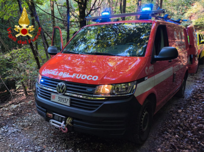Le operazioni di soccorso del parapendista precipitato su un albero a Cittiglio