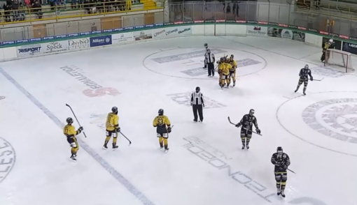 La tripletta di Moberg, decisivo all'overtime, fa la differenza tra Fiemme e Varese