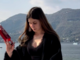 Beatrice Cremonesi mentre prepara un cocktail sulle rive del lago Maggiore Beatrice Cremonesi mentre prepara un cocktail sulle rive del lago Maggiore