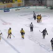 La tripletta di Moberg, decisivo all'overtime, fa la differenza tra Fiemme e Varese