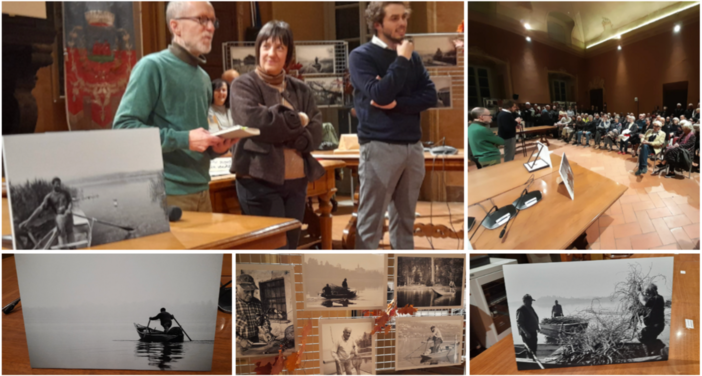 Mario Chiodetti in primo piano all'inaugurazione de &quot;Il lago perduto&quot;, la mostra ospitata dalla sala consiliare del Comune di Azzate con 35 sue fotografie in cui sembra di poter toccare l'essenza del lago di Varese: accanto a lui Mariangela Bossi, sorella di Daniele Bossi, il pescatore a cui è dedicata la mostra, e il vicesindaco Giacomo Tamborini