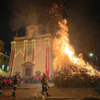 È il giorno del Falò: la tradizione e i desideri dei varesini accendono la Festa di Sant’Antonio. «Il fuoco bruci l'indifferenza»