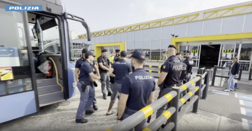 Immigrazione clandestina, rimpatriati 23 cittadini egiziani: uno di loro espulso dalla Questura di Varese Immigrazione clandestina, rimpatriati 23 cittadini egiziani: uno di loro espulso dalla Questura di Varese