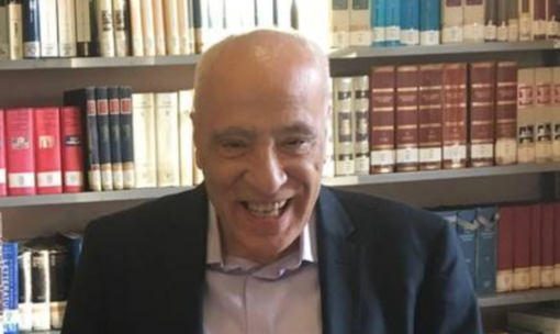 L'ultimo saluto a Pietro Macchione venerdì mattina in San Vittore. Starà girando il cielo con la macchina piena di libri