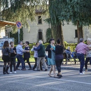Il Centro Divers'età di Besozzo compie 30 anni e via Zangrilli si trasforma in pista da ballo