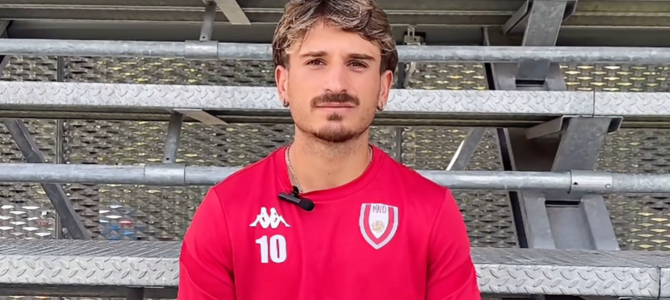 Daniele Favale, attaccante di 24 anni di Moncalieri protagonista del 3-0 al Gavirate (foto dal profilo Facebook ufficiale del Varese) Daniele Favale, attaccante di 24 anni di Moncalieri protagonista del 3-0 al Gavirate (foto dal profilo Facebook ufficiale del Varese)