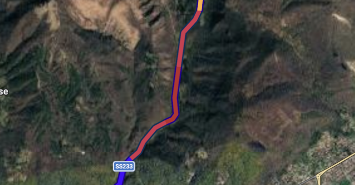 Il tratto dell'incidente sulla ss233 segnato in rosso su Google Maps: la prova delle code