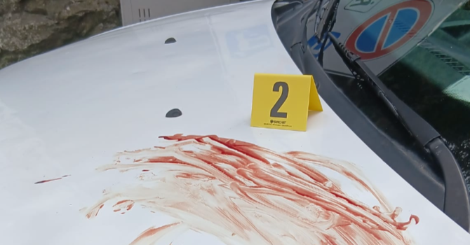Il sangue rinvenuto sul cofano di una delle tre auto al Sacro Monte Il sangue rinvenuto sul cofano di una delle tre auto al Sacro Monte