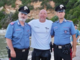 L'appuntato scelto Fabio Latanza con i colleghi della stazione di San Felice Circeo al suo arrivo dopo la traversata L'appuntato scelto Fabio Latanza con i colleghi della stazione di San Felice Circeo al suo arrivo dopo la traversata