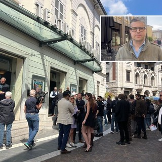 Il teatro Condominio Vittorio Gassman il giorno del summit. Nel riquadro il sindaco, Andrea Cassani