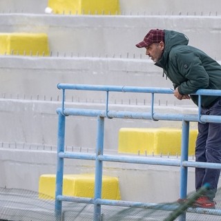 Roberto Gatti spinge la sua Solbia dalla gradinata del Chinetti