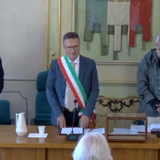 Il giuramento del nuovo sindaco di Laveno Mombello Bruno Bresciani