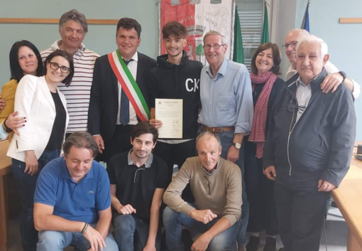 Casa dolce casa: Alessandro Covi torna a Taino e riceve un riconoscimento dal Comune