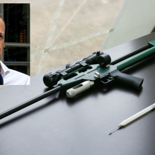 Nella foto il Segretario Gen.Siulp Paolo MACCHI ed il fucile per teleanestesia veterinaria Nella foto il Segretario Gen.Siulp Paolo MACCHI ed il fucile per teleanestesia veterinaria