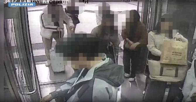 Un fermo immagine del video diffuso dalla Polizia di Stato Un fermo immagine del video diffuso dalla Polizia di Stato