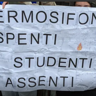 Uno degli striscioni di protesta degli studenti dell'istituto Zappa di Saronno (foto da IlSaronno.it)