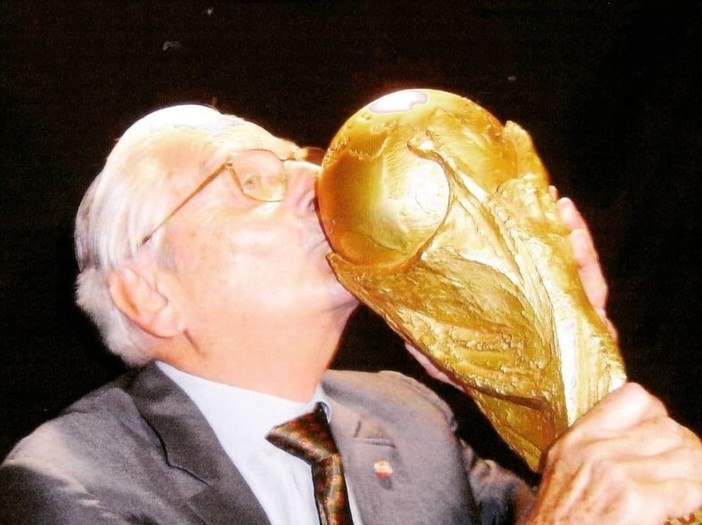Silvio Gazzaniga con la &quot;sua&quot; Coppa del Mondo