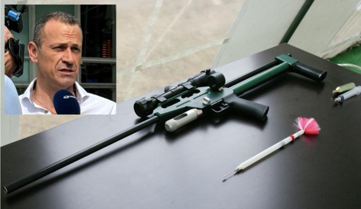 Nella foto il Segretario Gen.Siulp Paolo MACCHI ed il fucile per teleanestesia veterinaria