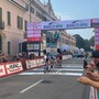 Matteo Turconi, secondo in maglia azzurra, nella fuga a 5 al passaggio in via Sacco Matteo Turconi, secondo in maglia azzurra, nella fuga a 5 al passaggio in via Sacco