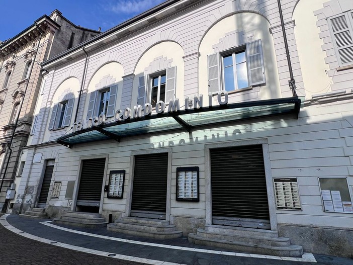 Rissa tra giovani in piazza Garibaldi, momenti di tensione fuori e dentro il Teatro Condominio