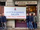 Gavirate questa mattina ha dato il benvenuto alla Tre Valli che andrà in scena martedì 3 ottobre (foto Giordano Azzimonti)