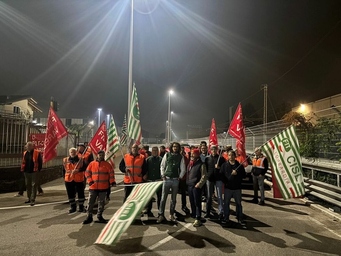 Il presidio di questa mattina dei lavoratori di Astercoop al magazzino Beko di Ternate (foto Cisl)