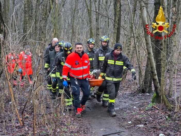 L'intervento di soccorso dei vigili del fuoco nei boschi di Turate